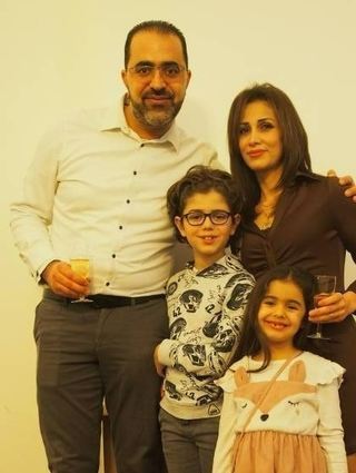Adham Abouassali mit Ehefrau Dimar Shehab Aldin und seinen zwei Töchtern.