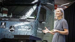 Karin Rådström, Chefin von Mercedes-Benz-Lkw und im Vorstand von Daimler Truck, auf dem Festakt.