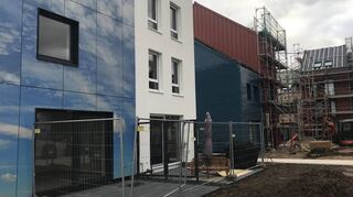 Mal mehr, mal weniger fertig sind die Häuser des ersten Bauabschnitts der von Winy Maas geplanten „Bunten Siedlung“ im Teilgebiet Funari des neuen Stadtteils Franklin.