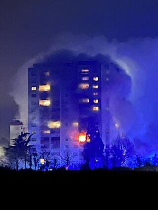 Offene Flammen schlugen in der Nacht zum Samstag aus der Wohnung im vierten Stockwerk des Hochhauses in Heddesheim.