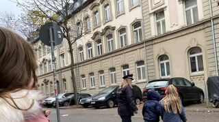 Erst stehen, schauen, gehen: Beim ABC-Training lernen die Erstklässler, wie man sicher die Straße überquert.