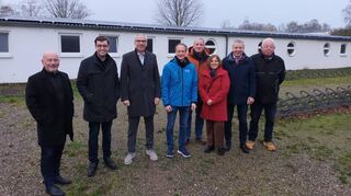 Marius Schmidt (2.v.l.), Carsten Hoffmann (3.v.l.) und Gottfried Störmer (2.v.r.) weihen die Photovoltaik-Anlage am Freibad ein.