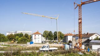 Auf dem Areal der ehemaligen Gärtnerei Decker im Stadtteil Neuland hat die Wohnbebauung begonnen. Erste Gebäude stehen bereits, einige Keller sind vorbereitet. Im Hintergrund das Diakonissen-Stiftungs-Krankenhaus.