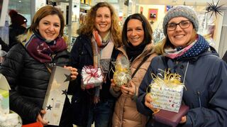 Geschenke gefunden: Daniela Millili (v.l.), Bianca Wilhelm, Heidi Eichenauer und Heike Humm beim Candlelight-Shopping 2018.