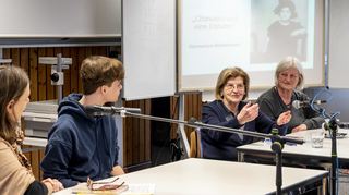 Holocaust-Überlebende Eva Szepesi (Tochter Judith rechts) berichtet am Dienstag in Schifferstadt über drei Monate, die sie im Vernichtungslager Auschwitz.