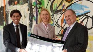 Antonello Rofrano (l.) und Ann-Kathrin Stetefeld überreichen die Spende der BW Bank an Peter W. Ragge, 2. Vorsitzender des „MM“-Hilfsverein.