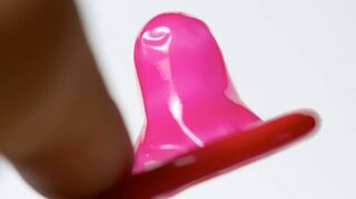 Kondome schützen vor sexuell übertragbaren Infektionen wie HIV.