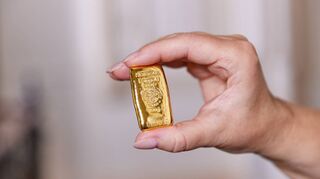 Klein, aber kostbar: Angesichts der aktuellen Rekordpreise beim Gold ist dieser 100-Gramm-Barren mehrere Tausend Euro wert.