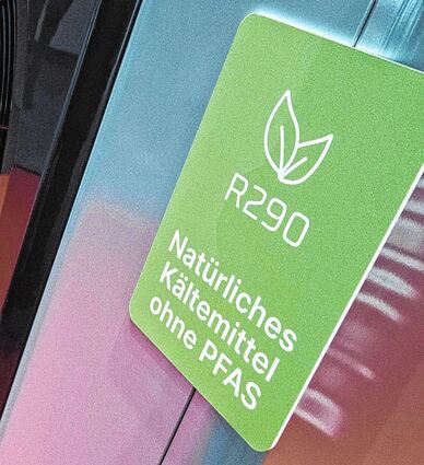 Alle namhaften Hersteller bringen gerade neue Wärmepumpen mit dem natürlichem Kältemittel R290 auf den Markt. In den alten Wärmepumpen wurden noch synthetische Mittel verwendet.