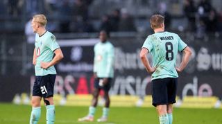 Frust am Hardtwald: Die Waldhöfer Julian Rieckmann (l.) und Fridolin Wagner nach der 0:3-Niederlage beim SV Sandhausen.