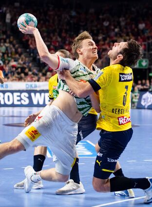 Szene aus dem Pokalfinale in diesem Jahr: SCM-Star Gísli Kristjánsson (l.) im Duell mit Uwe Gensheimer.