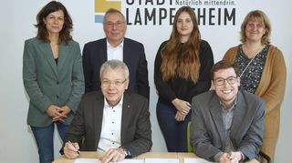 Bei der Vertragsunterzeichnung im Stadthaus dabei: Claudia Brück von der IKK classic (hinten v.l.), Klaus Brecht (DSPN), Franziska Wolff und Kerstin Biehal (beide Regionale Diakonie) sowie (vorne v.l.) Bürgermeister Gottfried Störmer und Erster Stadtrat Marius Schmidt.