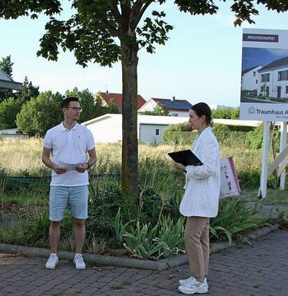 Während der CDU-Sommertour sprach Christopher Wetzel mit Traumhaus-Mitarbeiterin Nesrin Emin über das geplante Baugebiet.