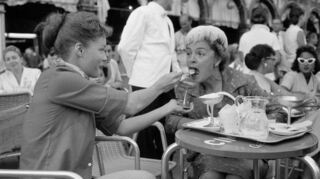Sissi-Darstellerin Romy Schneider mit ihrer Mutter Magda in einer Drehpause in Venedig.