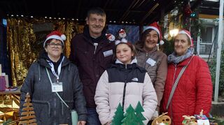 Am Stand des VdK-Ortsverbandes im Herzogenried gab es formschöne Holzarbeiten vom Internationalen Bund. VdK-Leiterin Kerstin Thelen (v.l.), Holger, Geraldine und Nikolina Lantz sowie Michaela Wetzel.