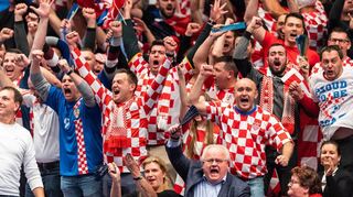 Kroatische Anhänger beim Anfeuern ihrer Mannschaft, als die bei der Weltmeisterschaft 2020 in Wien gegen die Spanier spielte. Auf die treffen sie bald auch in Mannheim.