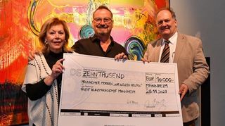 Spende übergeben: Kunstsammlerin Marie-Luise Brune (v.l.), Künstler Dietmar Brixy und Peter W. Ragge, 2. Vorsitzender des „MM“-Hilfsvereins.
