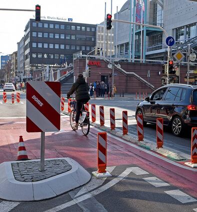 Der inzwischen beendete Verkehrsversuch – hier in der Mannheimer Kunststraße.
