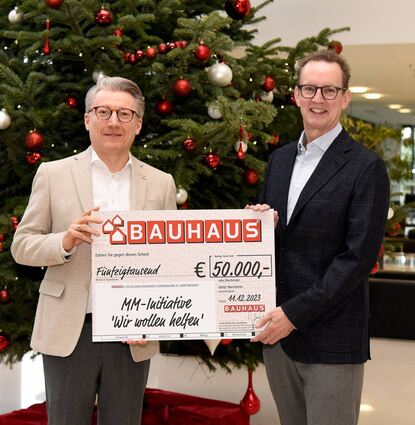 Größte Einzelspende überreicht (v. l.): Daniel Barth, Chief People Officer (CPO) und Mitglied der Unternehmensleitung von Bauhaus, übergab den Spendenscheck an den Vorsitzenden des „MM“-Hilfsvereins, Florian Kranefuß.