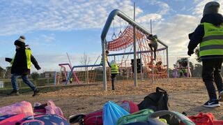 „1000 Daumen hoch“: Die Grundschüler stürmen den neuen Spielplatz auf dem Teufelsberg im Stadtteil Franklin – und sind begeistert.