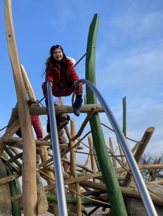 „Mindestens 100 Mal rutschen“: Die fünfjährige Zara beim Spielplatz-Test.