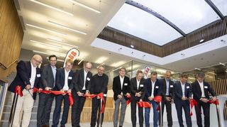 Durchschneiden des roten Bandes, unter anderem mit Michael Grötsch, Bürgermeister für Wirtschaft, Arbeit, Soziales und Kultur der Stadt Mannheim (Mitte) sowie rechts daneben Markus Ochsner, Vorstandsvorsitzender von ABB Deutschland.
