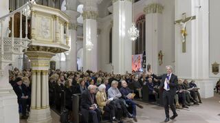 In der Jesuitenkirche veranstaltet das Musikfestival "Heidelberger Frühling" sein traditionelles Adventssingen. Kantor Markus Uhl dirigiert das Publikum, dann spielt "Mannheimer Blech", das Blechbläserensemble der Musikhochschule Mannheim, unter der Leitung von Ehrhard Wetz.

Foto: Philipp Rothe, 14.12.2023