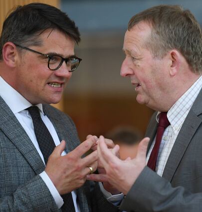 Ministerpräsident Boris Rhein (CDU, l.) und der SPD-Fraktionsvorsitzende im Landtag, Günter Rudolph, haben die neue Koalition in Hessen geschmiedet. Rudolph könnte in der neuen Landesregierung Wirtschaftsminister werden.
