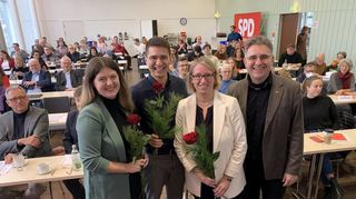 Die drei Bestplatzierten unter den Anwesenden, Annalena Wirth (vorne v.l.), Melanie Seidenglanz und Karim Baghlani, mit vom Kreisvorsitzenden Stefan Fulst-Blei überreichten Rosen. Links unten Ex-Oberbürgermeister Peter Kurz.