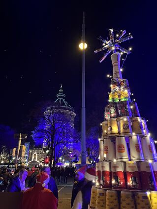 Der Wasserturm und der Pappbecher-Weihnachtsbaum.
