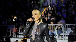 Auftritt mitten zwischen mehr als 5000 Fans in der SAP Arena: Sarah Connor zeigt sich schon auf dem Weg zur Bühne publikumsnah.