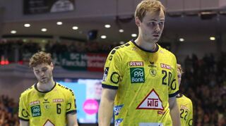 Bedient: Niclas Kirkeløkke (l.) und Andreas Holst Jensen verlassen niedergeschlagen die Halle in Magdeburg. Beim Champions-League-Sieger kämpften sich die Löwen zwei Mal zurück, zerfielen dann aber in ihre Einzelteile.