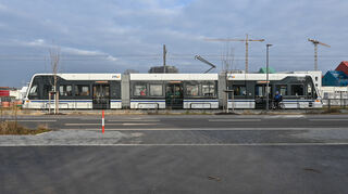 Eine Straßenbahn bei der Inbetriebnahmefeier der neuen Linie 16 auf Franklin.
