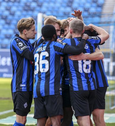 Die Waldhof-Profis feiern das Tor von Malte Karbstein (verdeckt) zum 2:0 gegen Erzgebirge Aue.