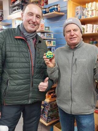 „Urmel“-Inhaber Wolfgang Blatt (r.) mit Kunde Wolfgang Schwab.