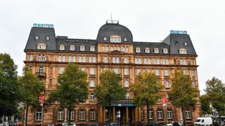 Das Maritim (unser Bild stammt von seinen letzten Tagen im November) ist Geschichte – seit 1984 betrieb die Hotelkette das Haus am Friedrichsplatz. Jetzt hat es die Mannheimer Baklan Group übernommen und will im Januar öffnen.