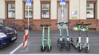 Stellplätze für Lastenräder und E-Scooter wurden im Sommer 2022 vorübergehend in der Blumenstraße in der Weststadt ausgewiesen.