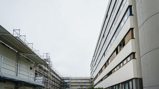 Weitere sieben Menschen erlitten Rauchgasvergiftungen, darunter auch zwei Mitarbeiter des Krankenhauses.