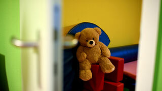 Ein Stoffteddy sitzt im Kinderbereich eines Frauenhauses (Symbolbild).