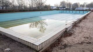 Die Tage des alten, gefliesten Schwimmerbeckens im Lampertheimer Freibad sind gezählt. Ab Ende Februar soll das neue Edelstahlbecken eingebaut werden.