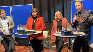 Jakob Lenz (l.) moderierte die Veranstaltung, auf der Jutta Steinruck, Beate Steeg und Marco Weißgerber die Fragen der Bürger beantworteten.