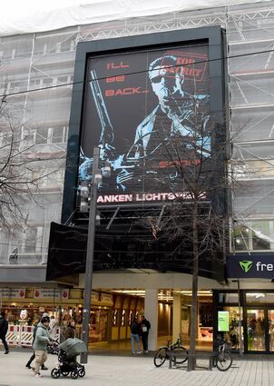 Symbolträchtiges Plakat von Planken Lichtspiele: Übersetzt heißt „I’ll be back“ so viel wie „Ich komme wieder“. Das gilt nicht nur für den Terminator in Person von Arnold Schwarzenegger in der Fiktion, sondern auch für Kinos in der Realität.