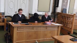 Der Angeklagte Arif A. (23) mit seinen Verteidigern Maurice Weidhaas (l.) und Rüdiger Weidhaas.