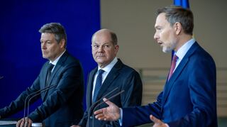 Haben sich auf einen Kompromiss beim Bundeshaushalt 2024 geeinigt: Wirtschaftsminister Robert Habeck (l), Kanzler Olaf Scholz (M) und Finanzminister Christian Lindner.
