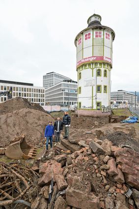 Freuen sich über den Baustart am Wasserturm (v.l.): Philipp Leist, Kevin Sättele und Hendrik Rupp planen ein Restaurant am Czernyring.