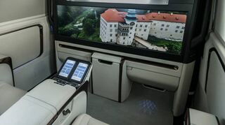 Bildschirm? Hat er. Früher musste man für solche Breitwandformate ins Programmkino, heute kann man auch in einen Luxus-Van wie den Lexus LM steigen.