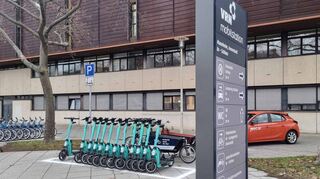 Eine der drei neuen Mobilstationen in Mannheim befindet sich gegenüber dem Schloss.