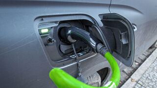 Die Bundesregierung hatte vorgesehen, noch bis Jahresende eine Kaufprämie für Neuwagen von bis zu 4500 Euro zu gewährleisten – und strich diese Prämie am Wochenende abrupt und unerwartet.