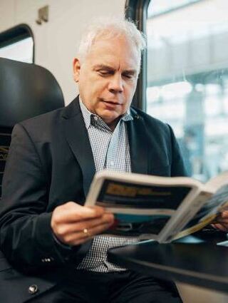 Matthias Lieb studiert das Kursbuch der Bahn.