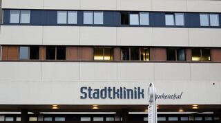 In der Stadtklinik Frankenthal hat es am Montagabend gebrannt. Ursache war vermutlich unsachgemäßer Umgang mit offenem Feuer.